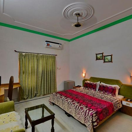 Hotel Surya Khajuraho Bagian luar foto